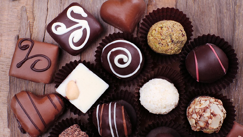 Nếu ăn nhiều socola có chứa đường và bơ, sữa thì không những không giảm cân mà còn tăng cân nữa
