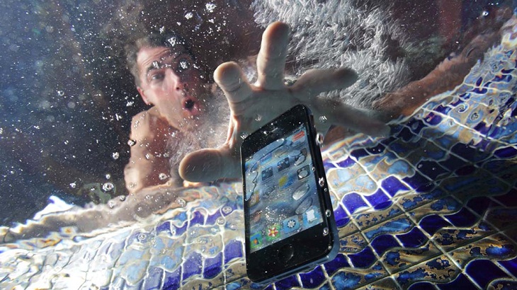 Sơ cứu nhanh chiếc điện thoại khi bị rơi xuống nước