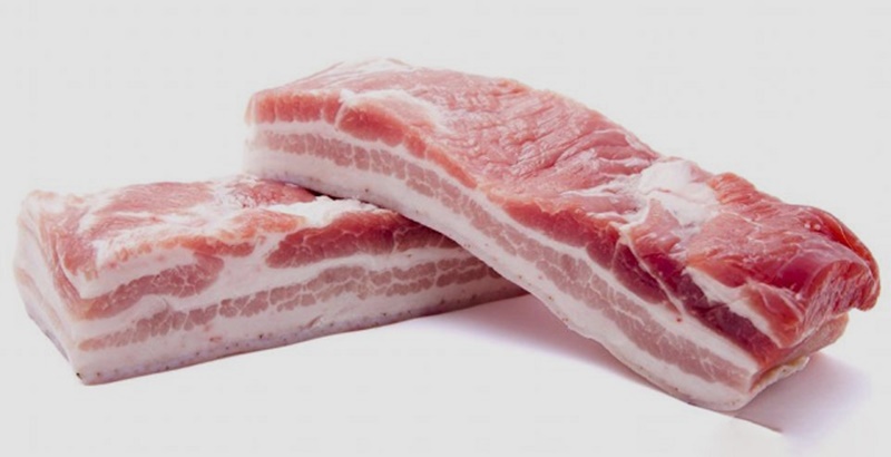 Thịt heo quay ngon là miếng nằm ở bụng, có mỡ, có nạc đan xen, không xương, có da