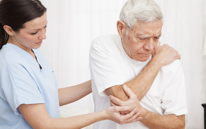 Đối người bệnh xương khớp thì Canxi, Vitamin D và Phốt pho là các thành phần tuyệt với cần phải chú ý trong thành phần sữa