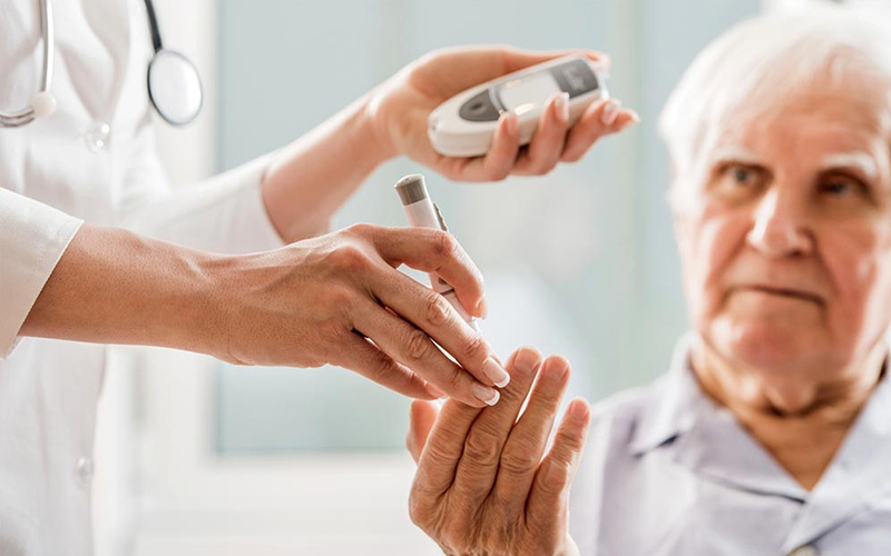 Chọn các loại sữa không đường với chỉ số đường huyết thấp là ưu tiên hàng đầu để đảm bảo bình ổn mức đường huyết cho cơ thể.