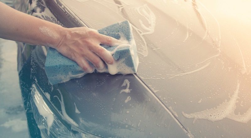 Dùng nước rửa chén để vệ sinh xe hơi có thể làm mòn sơn xe