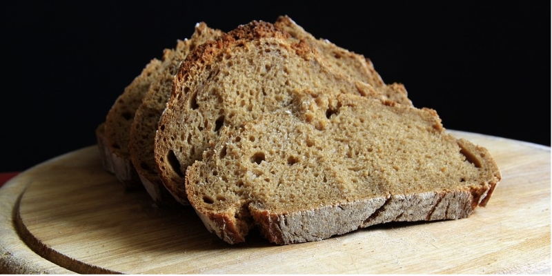 Bánh mì nâu làm từ lúa mì nguyên vỏ, với lượng fiber lớn giúp tạo cảm giác no lâu, giảm cơn thèm ăn và săn chắc cơ bắp