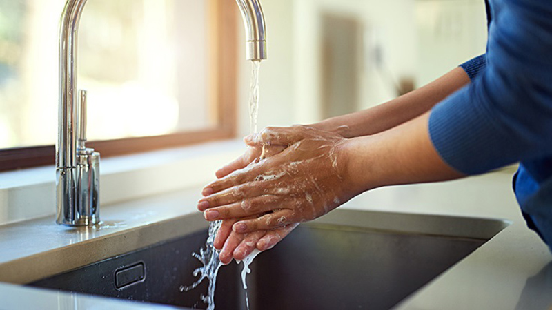 Không vệ sinh bàn tay trước khi rửa thực phẩm 