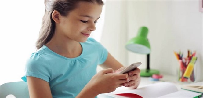 Có nên mua điện thoại cho trẻ em dưới 10 tuổi không?