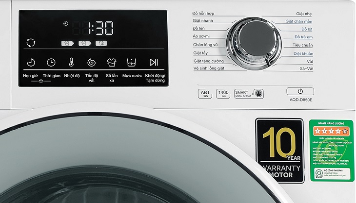 Ấn nút công tắc nguồn, sau đó xoay bảng điều khiển đến chế độ vắt trên máy giặt.