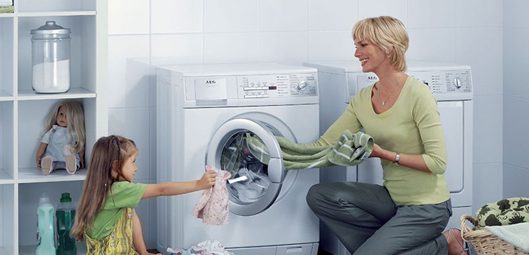 Cách vắt quần áo bằng máy giặt Aqua cực khô như thế nào?
