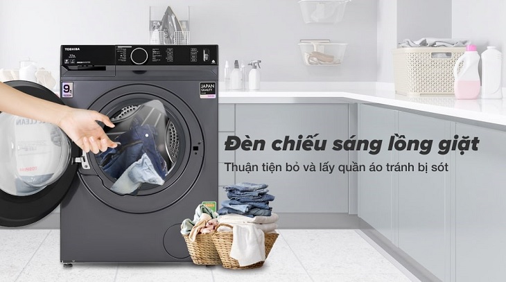  Mở cửa máy giặt và cho quần áo vào trong lồng giặt.