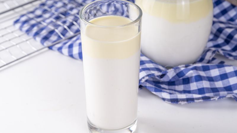 Cách làm nước tẩy trang bằng sữa tươi không đường