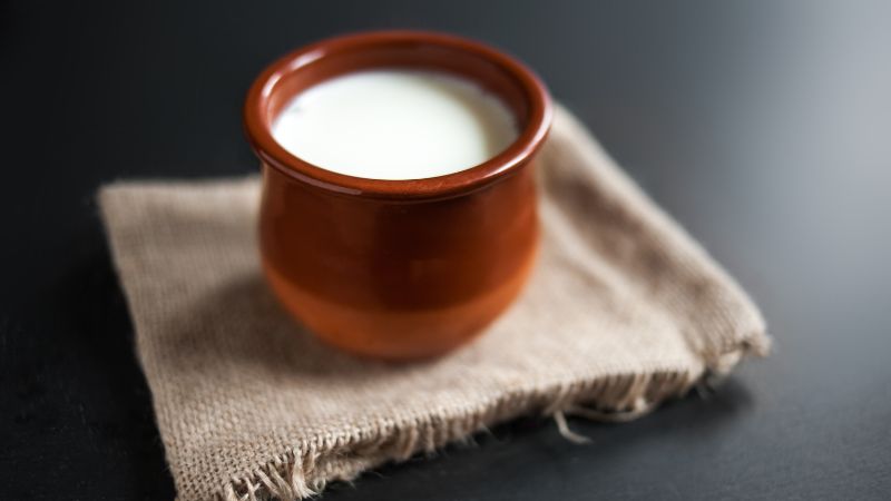 Cách làm nước tẩy trang tại nhà bằng sữa chua không đường