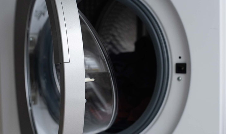 Cửa trong suốt dễ dàng quan sát quá trình giặt giũ kèm nút ấn dễ dàng mở cửa