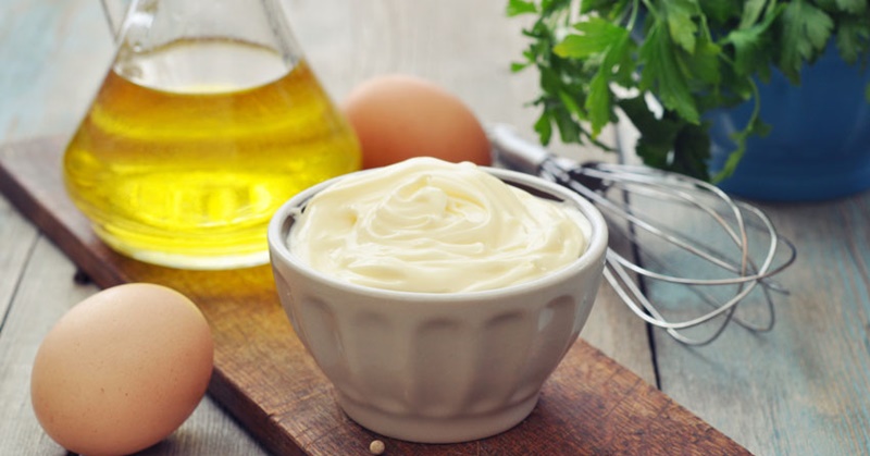 Khi làm sốt mayonnaise bạn nên chọn các loại dầu ăn không có hương vị mạnh để món sốt thơm ngon, hấp dẫn