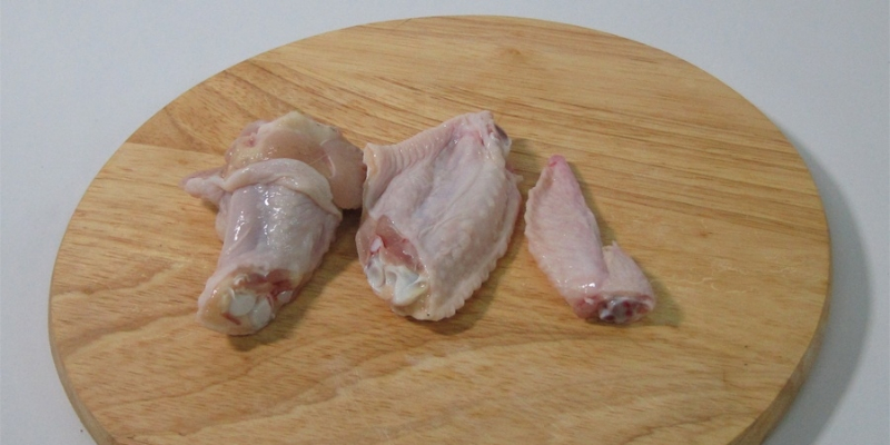 Cắt các khớp chia cánh thành 3 phần khác nhau. Cắt các khớp chia cánh thành 3 phần khác nhau.