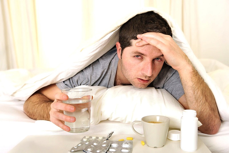 Chườm túi đá lạnh giảm cơn nhức đầu