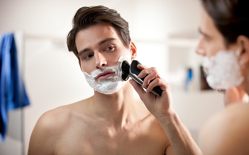 Cạo râu với nước ấm