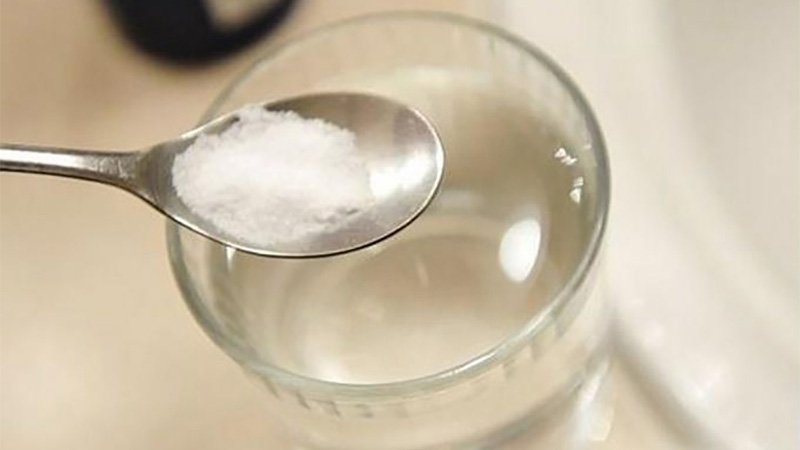 Trị quầng thâm mắt bằng muối