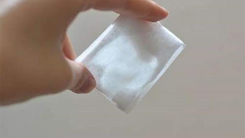 Dùng bông tẩy trang nhúng vào dung dịch nước và muối