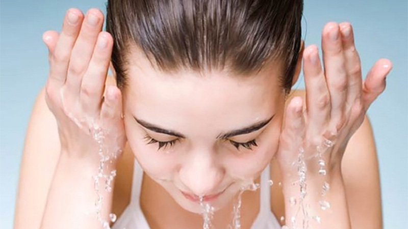 Hãy lau lại vùng da quanh mắt và rửa lại với nước sạch