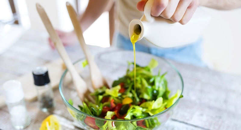  Trộn salad, nấu canh nên dùng dầu olive, dầu mè, dầu bơ...