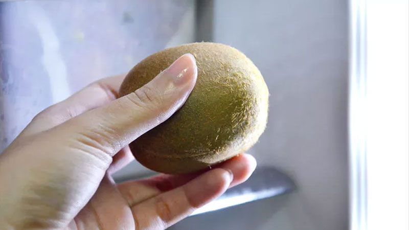 Bạn nên chọn những quả kiwi cầm chắc tay, không có vết xước và đốm đen trên vỏ.
