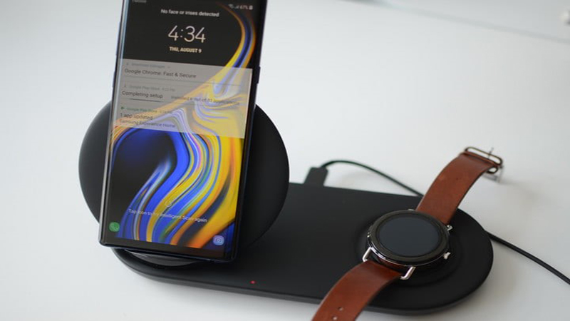 Wireless Charger Duo - Bộ sạc không dây kép mới nhất của Samsung là một trong những phụ kiện rất đáng chú ý vì có khả năng hỗ trợ sạc hai thiết bị cùng một lúc đã được Samsung công bố tại sự kiện Galaxy Unpacked.