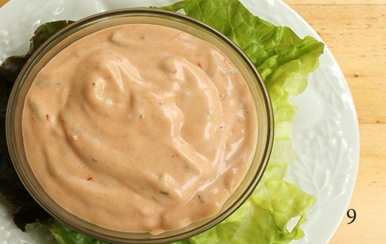 Cho 4 muỗng sốt Mayonnaise, 2 muỗng nước cam, 1 muỗng bơ đậu phộng, 1 muỗng sữa đặc và 1 ít húng lủi băm nhỏ, trộn đều lại với nhau