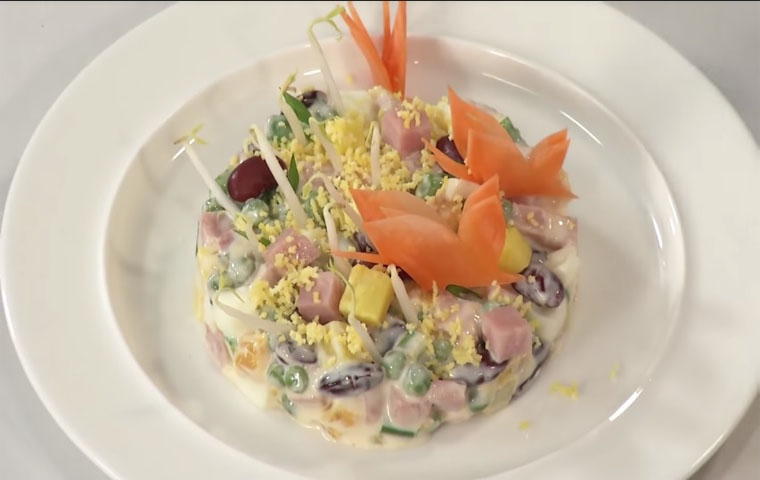 Cho salad cám đậu đỏ ra dĩa, rắc lòng đỏ trứng lên trên kèm húng lủi và giá sống.