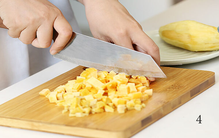 Khoai lang cắt hạt lựu, sau đó mang đi luộc cho đến khi vừa chín tới