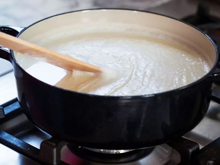 Đun hỗn hợp sữa tươi và sữa đặc trên bếp cho xâm sấp