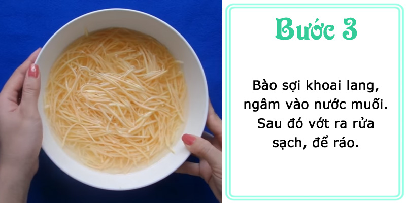 Bào sợi khoai lang ngâm vào nước muối, sau đó vớt ra rửa sạch để ráo