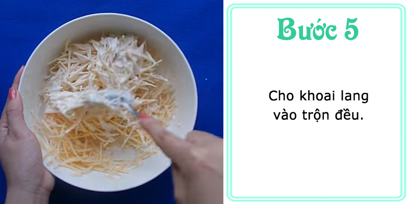 Cho khoai lang vào trộn đều