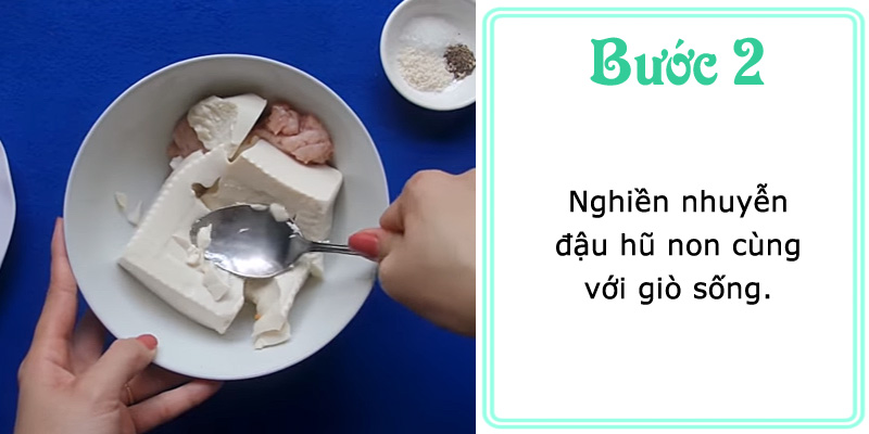 Nghiền nhuyễn đậu hũ non cùng với giò sống