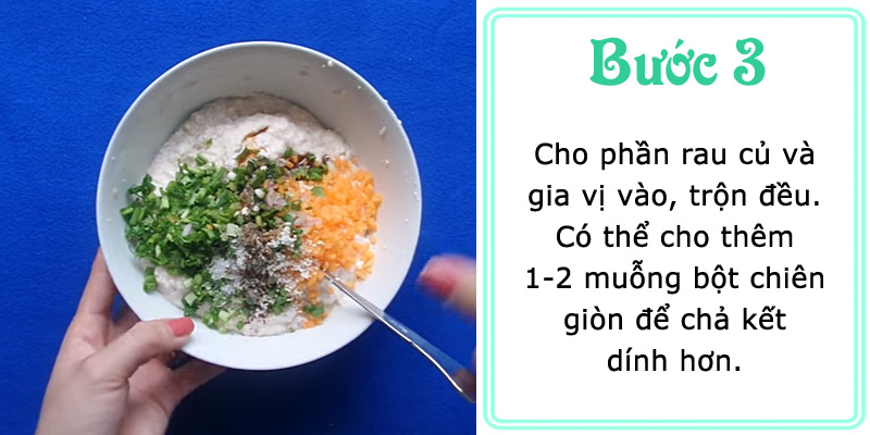 Cho phần rau củ và gia vị vào. Có thể cho thêm 1-2 muỗng bột chiên giòn để chả kết dính hơn
