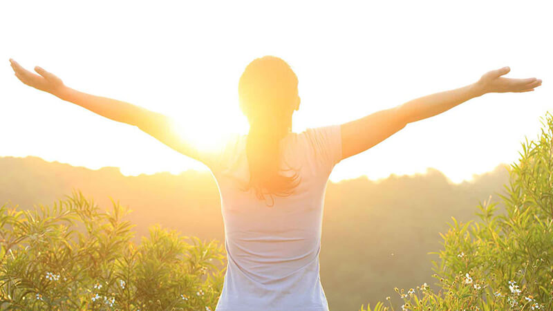 Tắm nắng giúp cơ thể hấp thụ vitamin D, giúp chắc khỏe xương