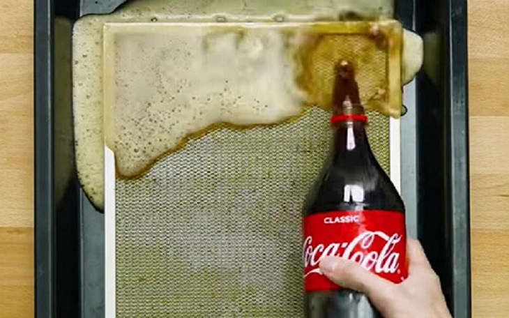 Ngâm tấm lưới lọc trong dung dịch coca cola