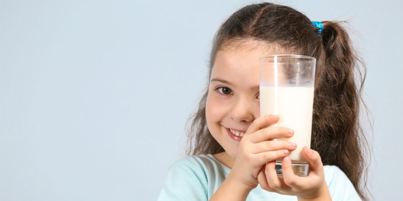 Chỉ nên cho trẻ sử dụng sữa tiệt trùng cho trẻ và dùng 2 ly mỗi ngày