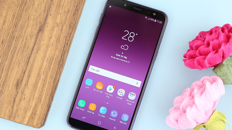 Samsung Galaxy J6 Tím Lavender giảm 500K chỉ còn 5.49 triệu đồng Galaxy J6 phiên bản Tím Lavender là chiếc smartphone tầm trung với thiết kế đẹp mắt đang rất thu hút người dùng và đặt biệt đối với ai là Samfan. Một tin vui hơn nữa, đó là từ ngày 18/08 giá bán của Galaxy J6 Tím Lavender được điều chỉnh giảm 500K chỉ còn 5.49 triệu.