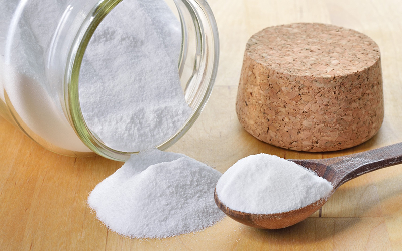 Baking soda có tính kháng viêm, khử trùng giúp nhanh chóng loại bỏ mụn bọc trên da cũng như xóa mờ vết xẹo thâm do mụn để lại.