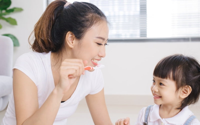 4 – 6 tuổi: Ba mẹ nên hướng dẫn cho bé đánh răng