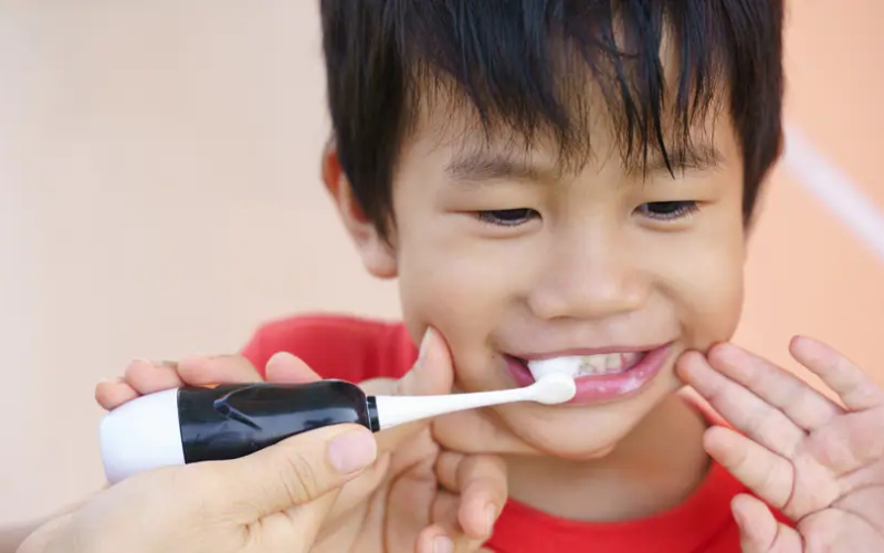 Bé trên 9 tuổi: Đánh răng như người trưởng thành