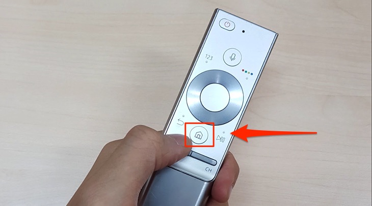 Nhấn vào nút Home trên remote của tivi Samsung