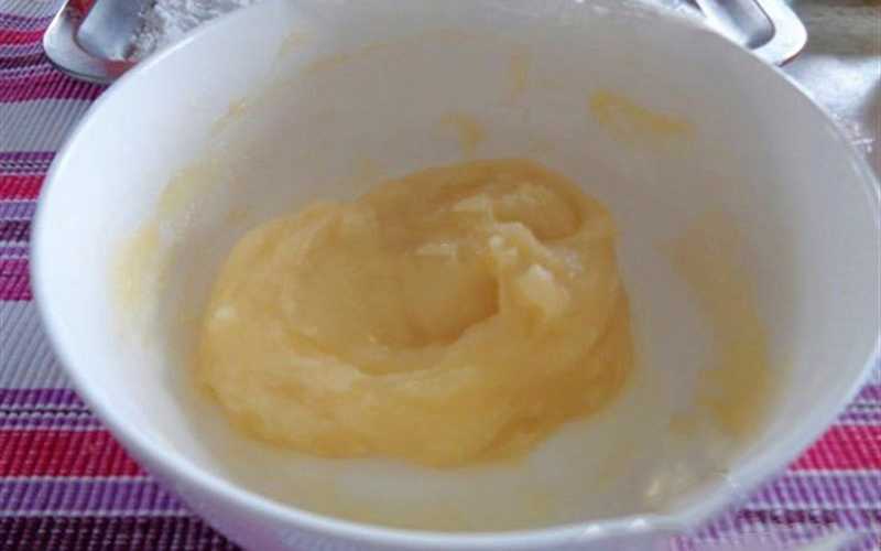 Cho hỗn hợp trên vào nồi hấp cách thủy trong khoảng 10 - 15 phút. Sau đó, lấy bột ra rồi dùng dụng cụ đánh trứng trộn đều, tán nhuyễn thành một hỗn hợp mịn.