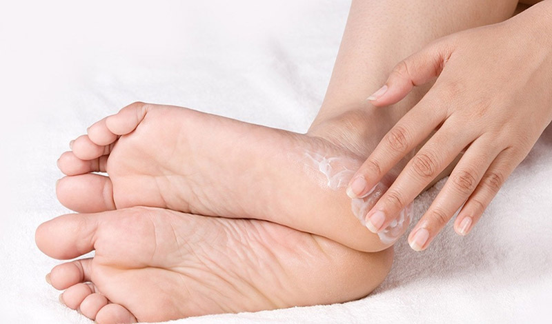 Vaseline không chỉ giúp làm mềm da và trị nứt gót chân mà còn giúp việc tẩy tế bào chết trở nên hiệu quả hơn