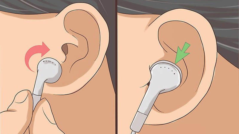 Bạn nhét tai nghe vào lỗ tai một cách từ từ