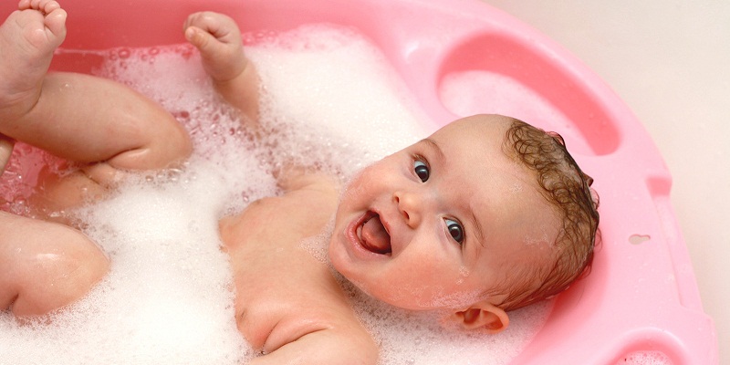 Tắm sạch bằng sữa tắm ngay sau khi massage trong thời tiết nóng ẩm.