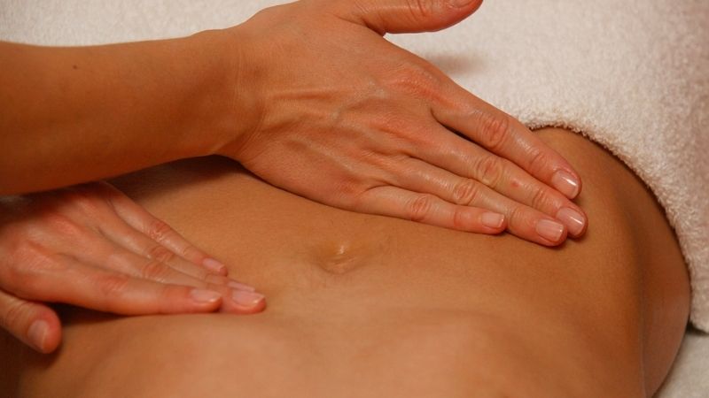 Massage bụng giúp dễ đại tiện