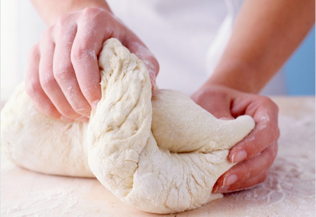 Không nhồi bột quá kĩ sẽ làm vỏ bánh nứt, mất nét. Không nhồi bột quá kĩ sẽ làm vỏ bánh nứt, mất nét.