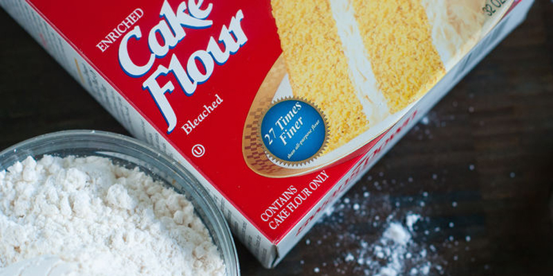 Nên trộn bột bánh ngọt với bột mì đa dụng theo tỉ lệ 1:1