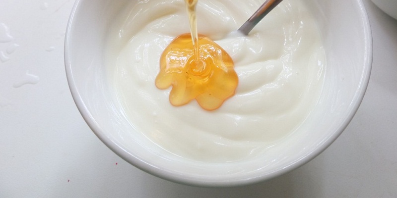 For very dry skin, you can add a little olive oil when washing your face with yogurt.