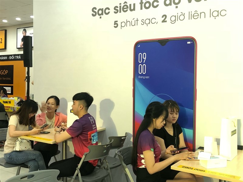 8h hôm nay (25/8), Thế Giới Di Động mở bán và giao hàng OPPO F9 cho 2 vạn khách hàng